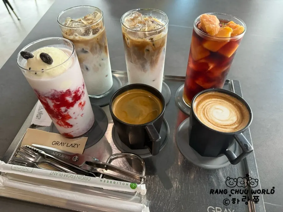 Minuman-minuman GRAY LAZY di atas meja