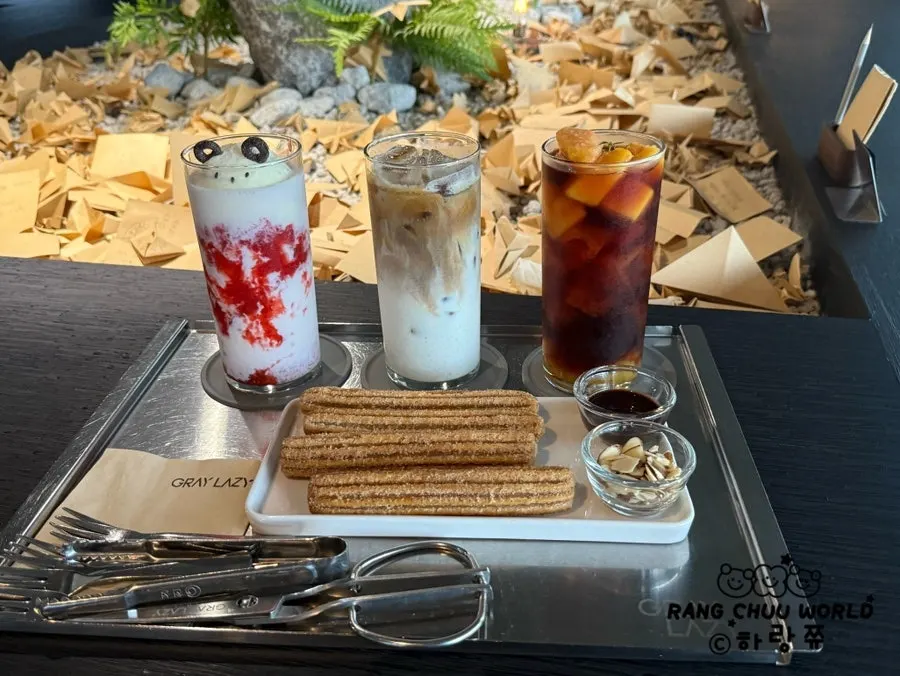 Strawberry bear latte dengan ais krim berbentuk beruang