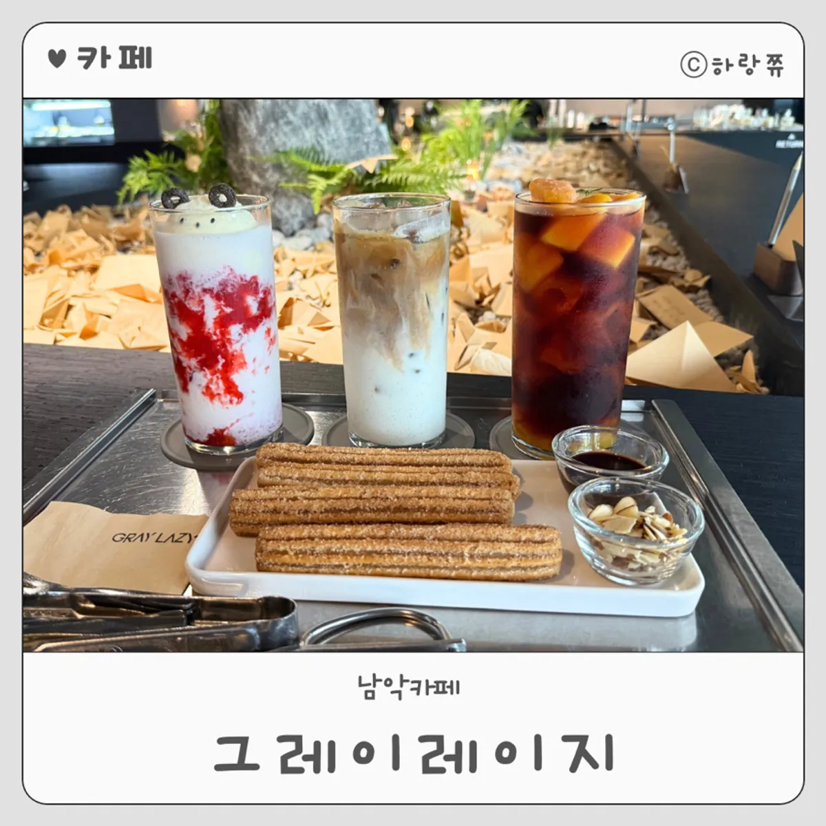 Minuman dan churros di atas meja GRAY LAZY