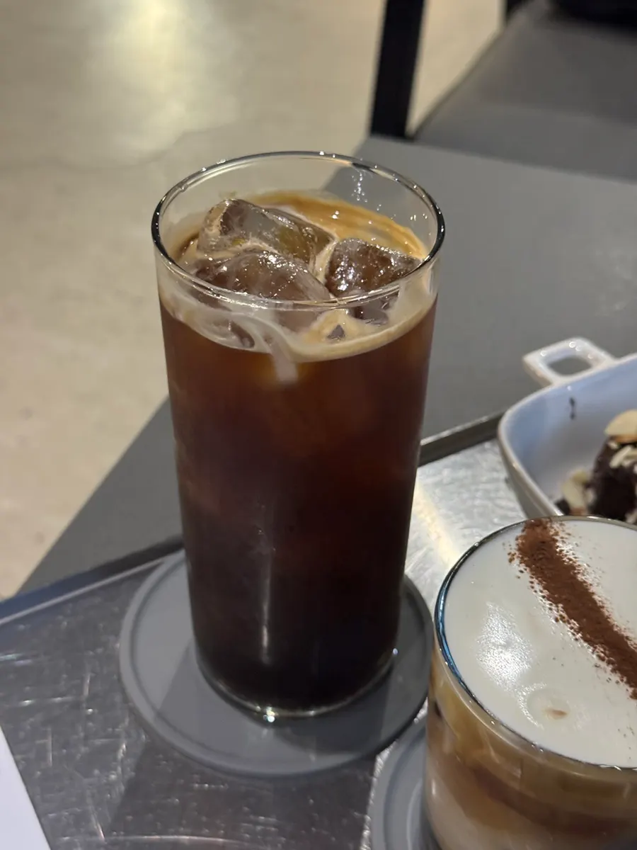 크림이 올라간 아인슈페너 잔