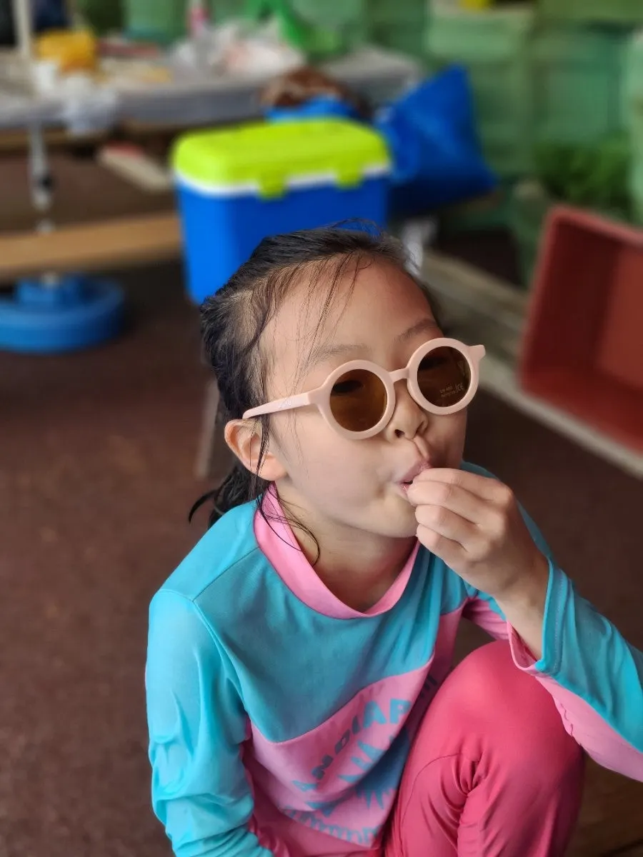 자연스러운 핑크색 아동 선글라스 이미지