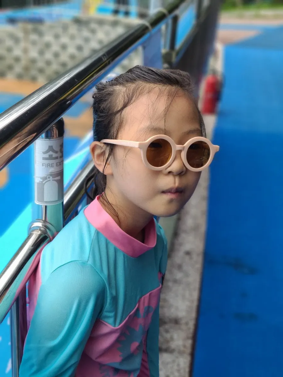 수영장에 챙긴 아동 선글라스 이미지