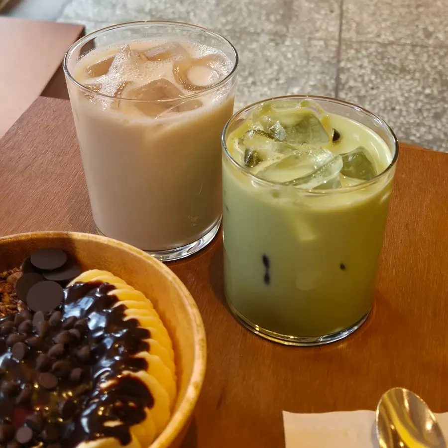 Choco banana Greek yogurt with Earl Grey latte and green tea latte