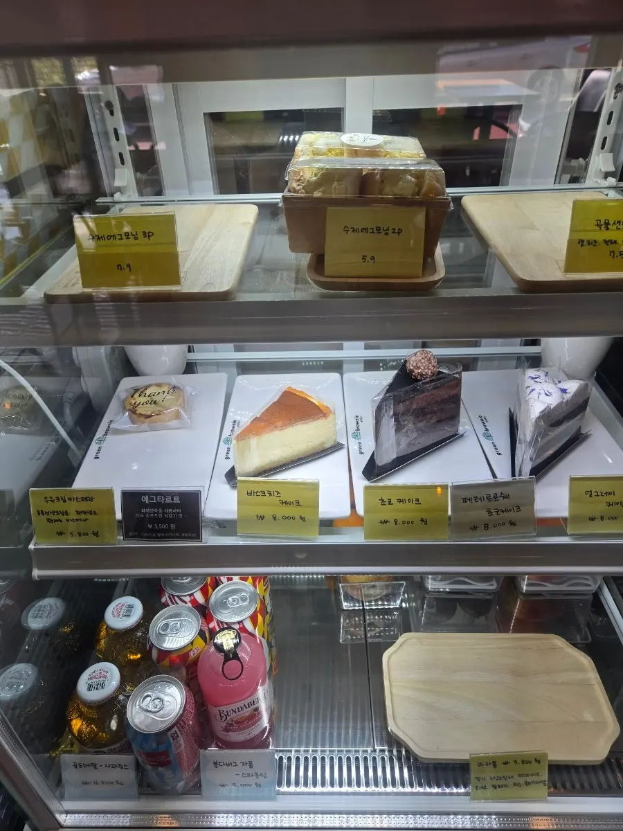 Pintu masuk Green Brownie di tingkat 1 Edu Tower