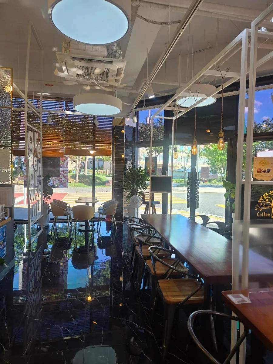 Dalaman kafe bertema kayu