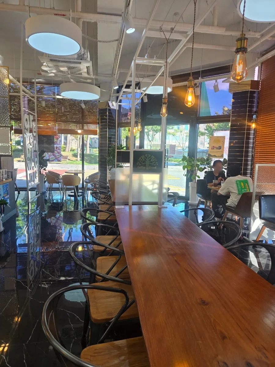 Tempat duduk kafe dihiasi tumbuhan hijau
