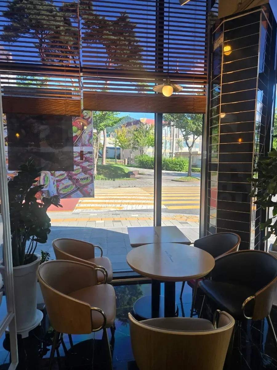 Tempat duduk meja kafe dengan jarak luas