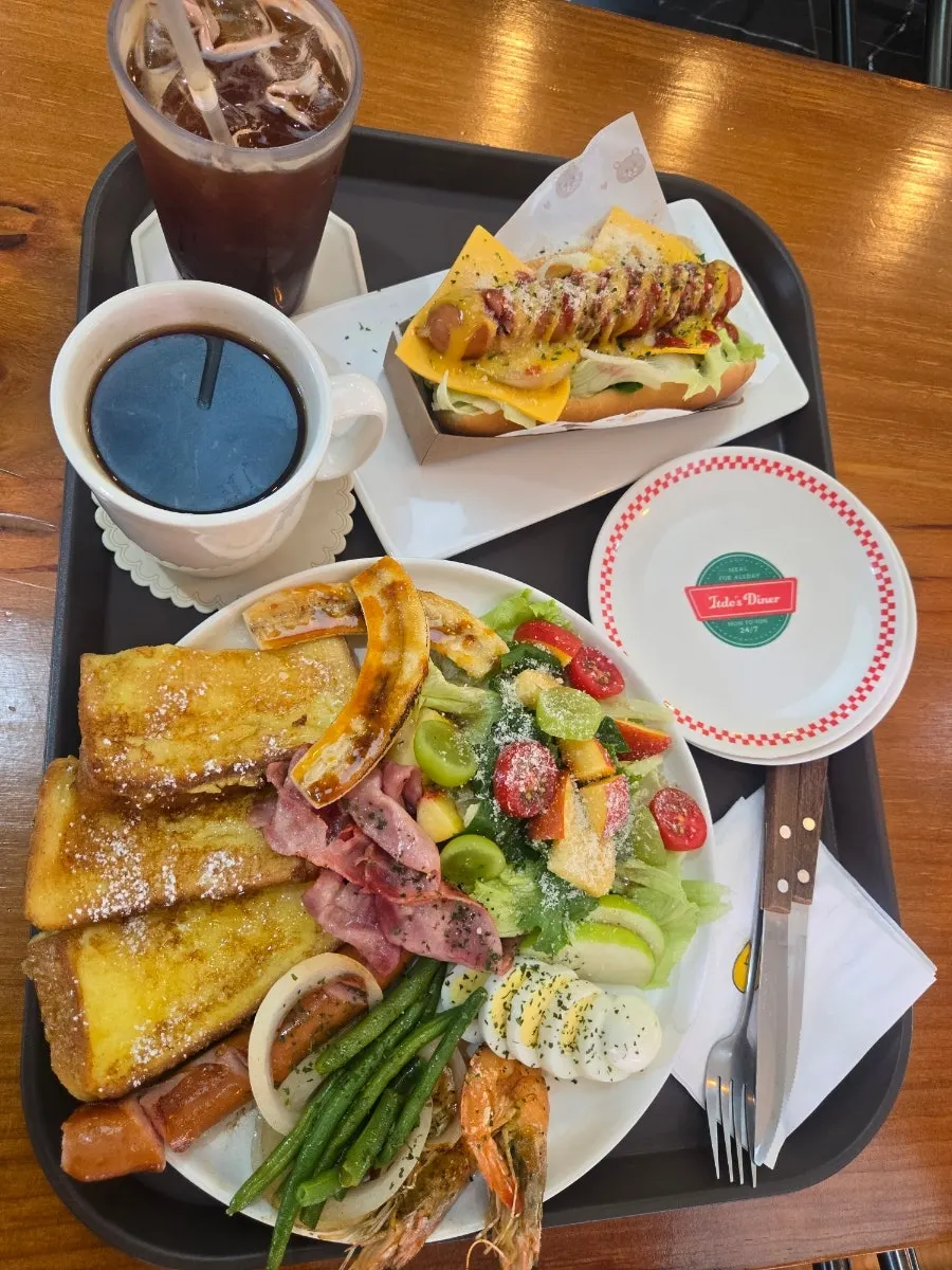 Brunch set dengan roti dan salad