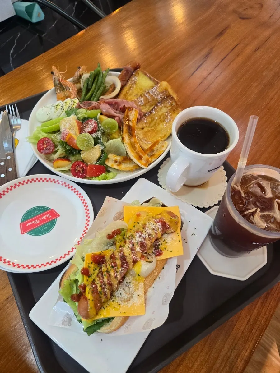 Roti, telur dan dressing dalam brunch set