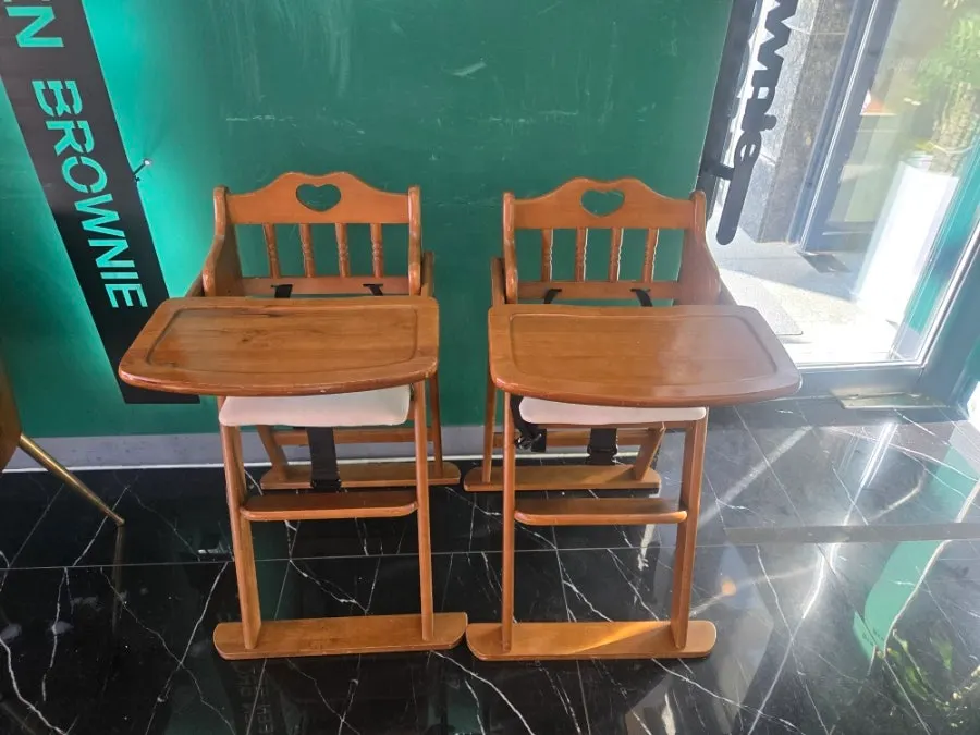 Kerusi kanak-kanak disediakan di kedai