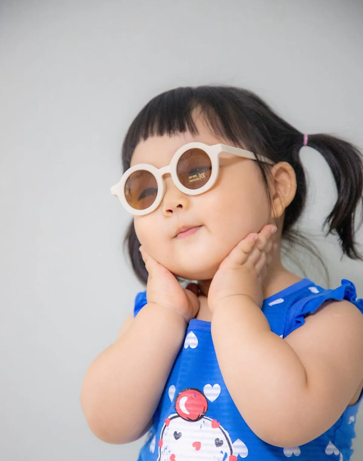 Haneul making a flower pose while wearing sunglasses