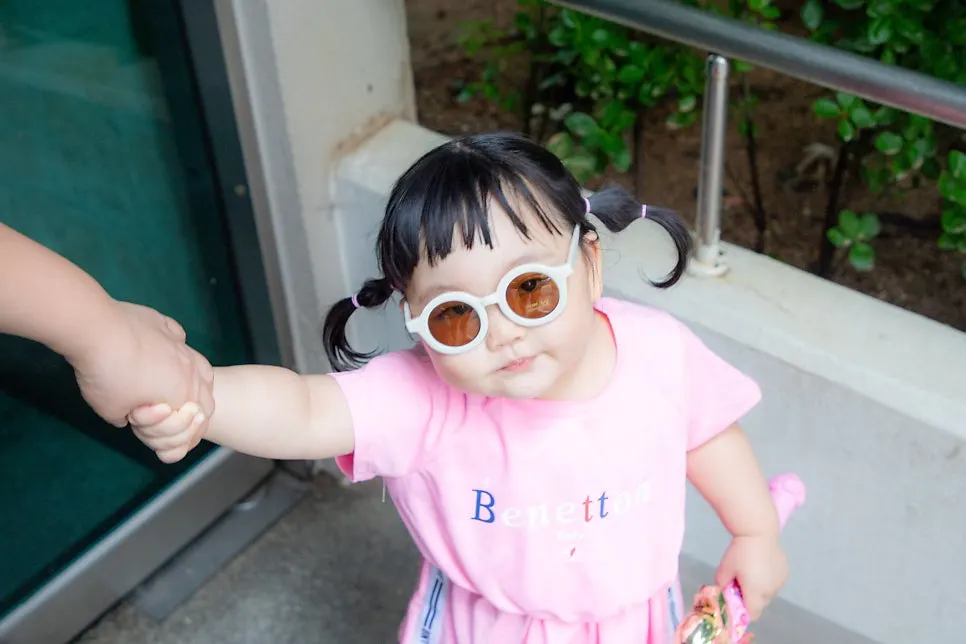 Sturdy sunglasses frame hinges