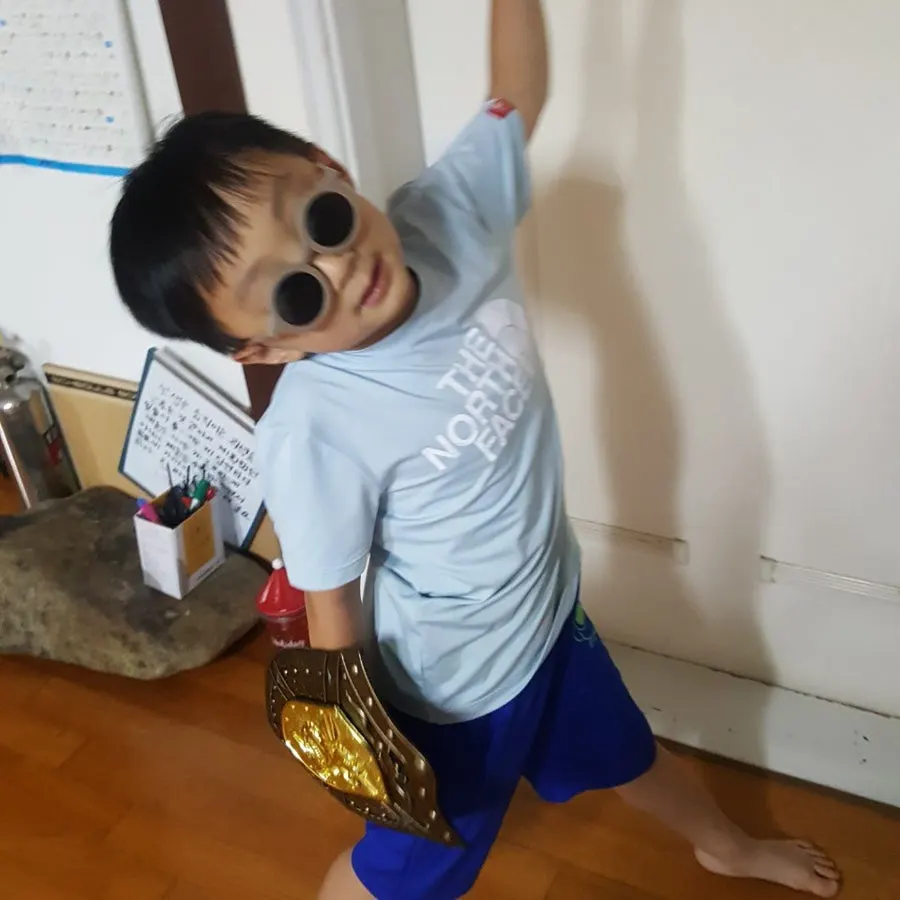 그레이 색 그렉앤코 선글라스 관련 사진