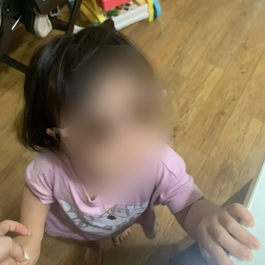 お出かけ用にサングラスを着用した子ども
