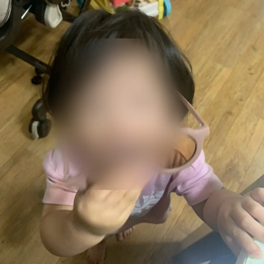 子供用サングラスを再度着用する様子