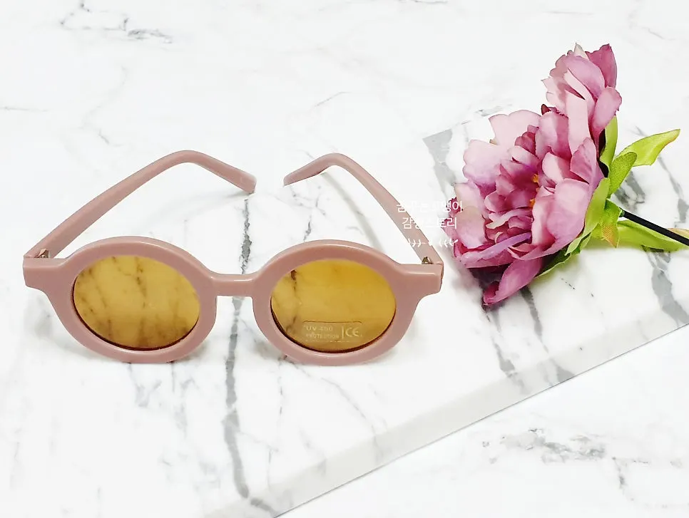 Kids’ sunglasses with UV400 lenses