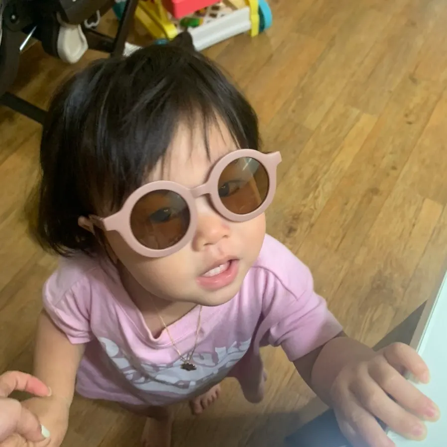 아이 외출용 선글라스 착용