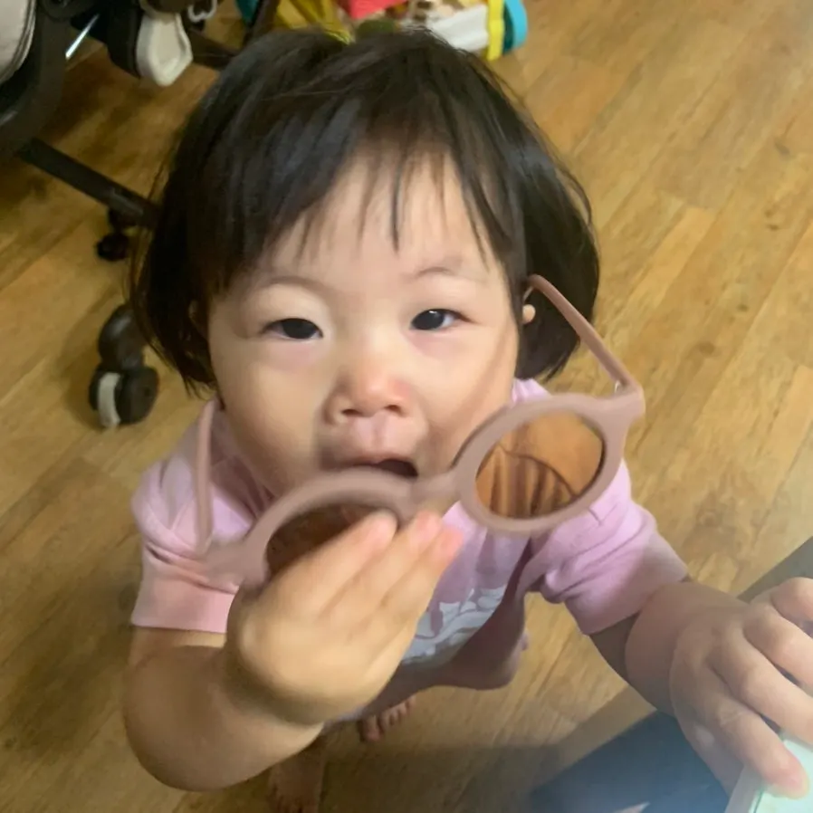 아동 선글라스 재착용 모습