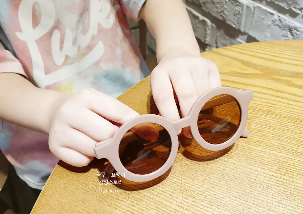 Kids’ sunglasses with a clean design