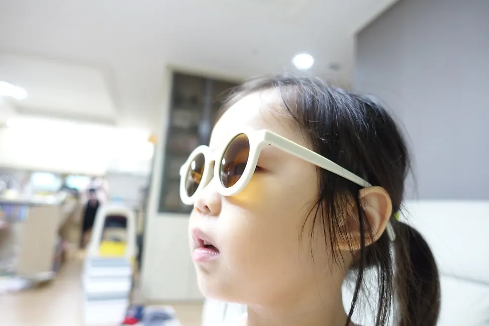 5살 지우의 유아 선글라스 착용 사진