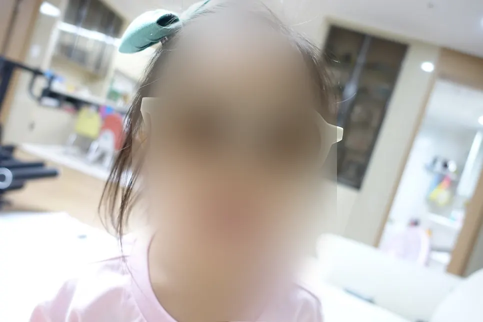 軽い子供用サングラスの着用姿