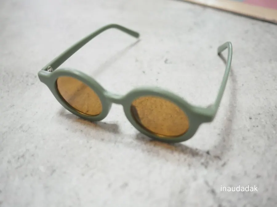 Lightweight recycled-plastic sunglasses frame