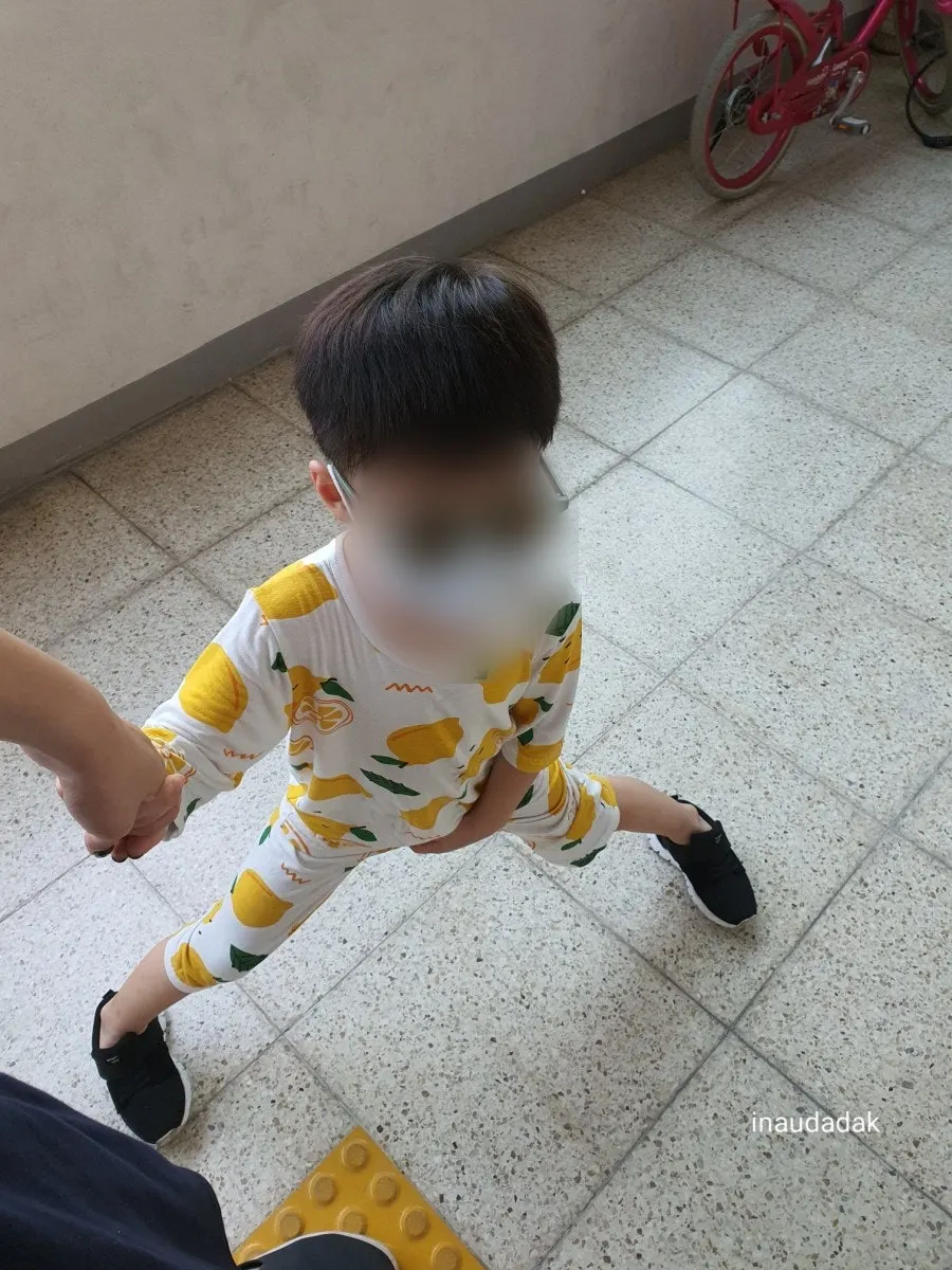 ミントカラーの子供用サングラス着用