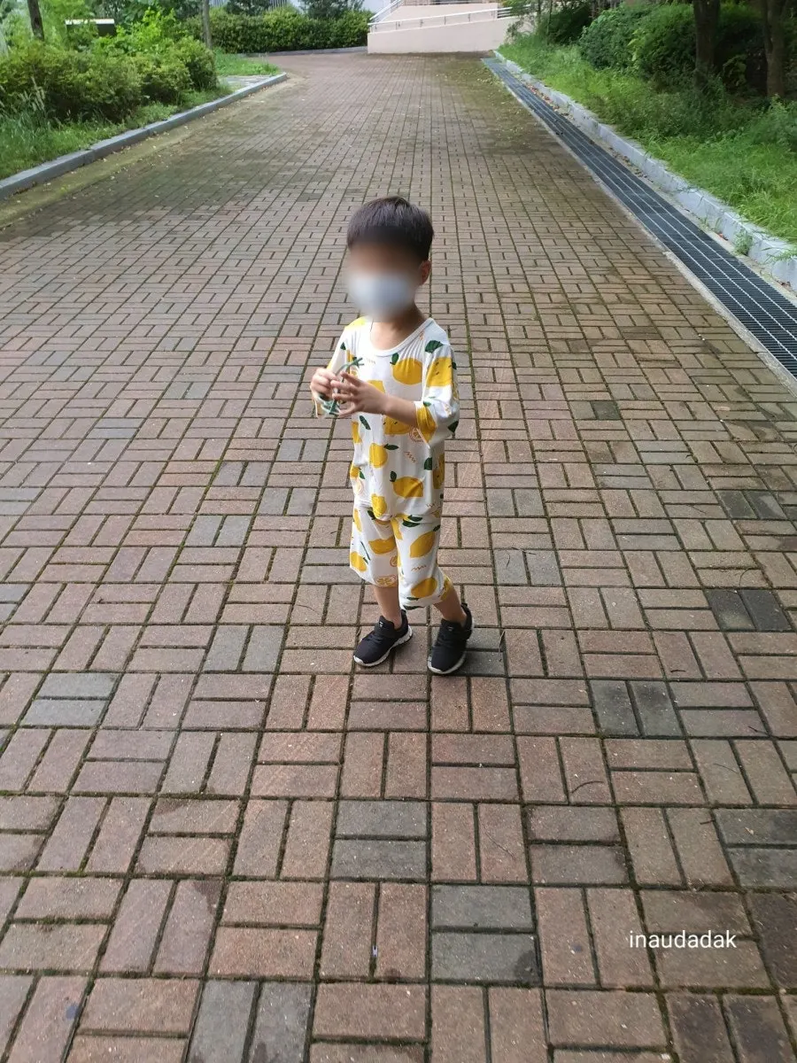 日差しの中でサングラスを探す子供
