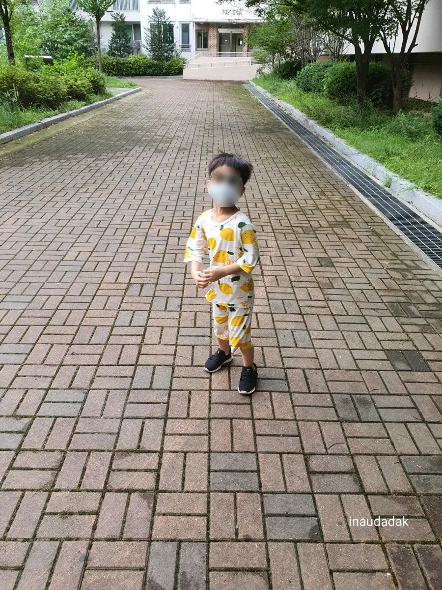 自分でサングラスを着ける5歳の子供