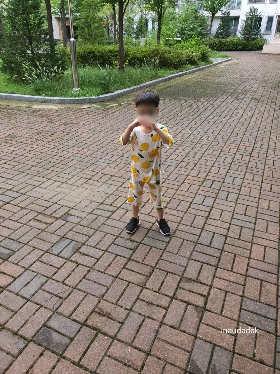 散歩の準備を終えたサングラス姿の子供