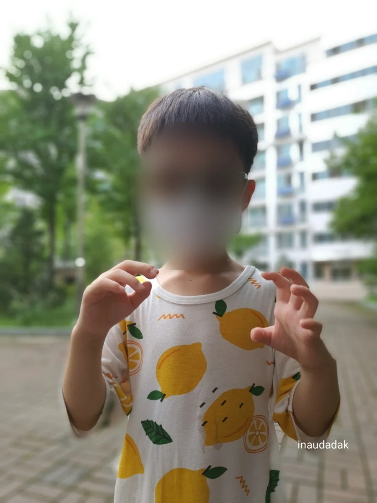 愛嬌たっぷりの子供のサングラス着用姿