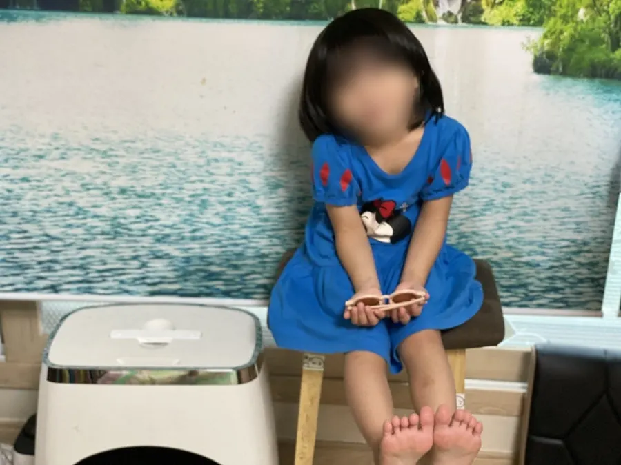 ピンクのサングラスを着用した幼児の様子