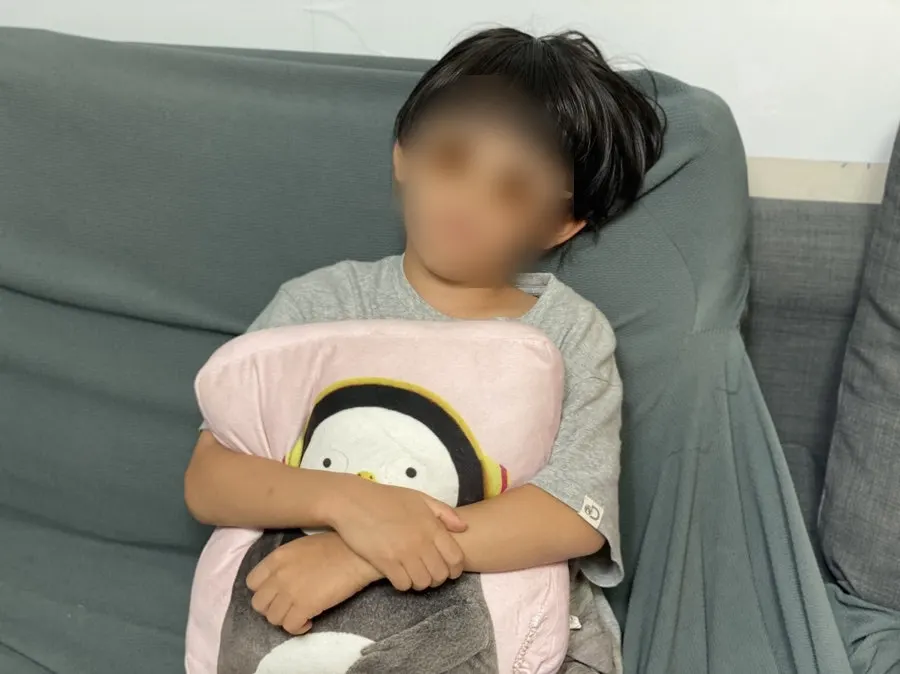 サングラスを着用した子供の様子