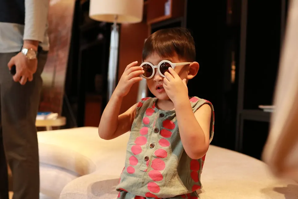 Sunglasses showing a 12.5 cm front width