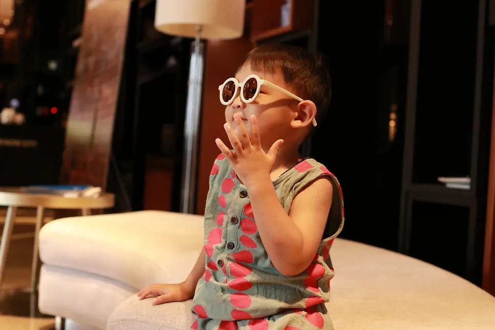 Sunglasses showing a 4 cm lens diameter