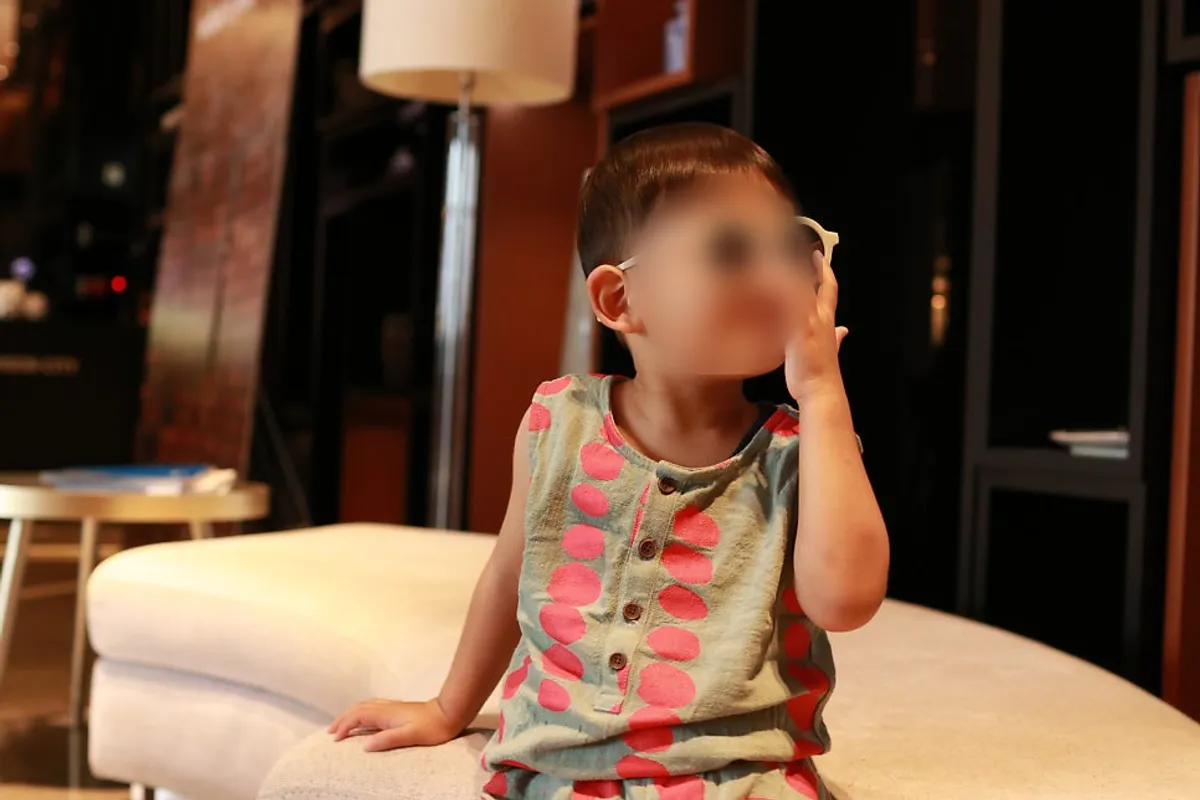 子どものグレッグ&コーサングラス着用姿