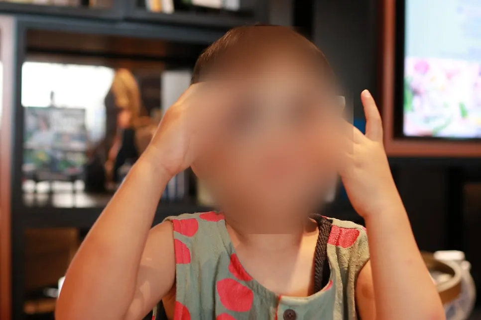 ホワイトサングラスを着けた子ども
