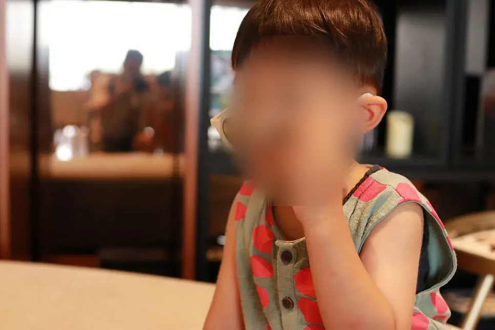 さまざまな服装での子供用サングラス