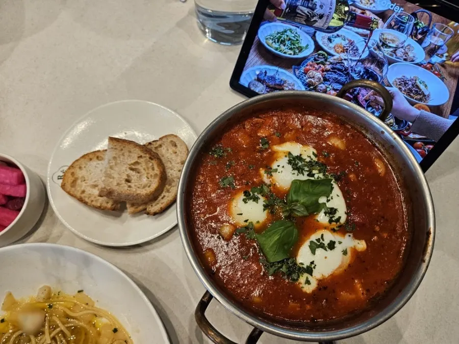 수란을 터뜨린 토마토 라구 스튜