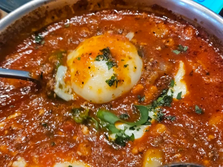 진한 토마토 라구 스튜 클로즈업