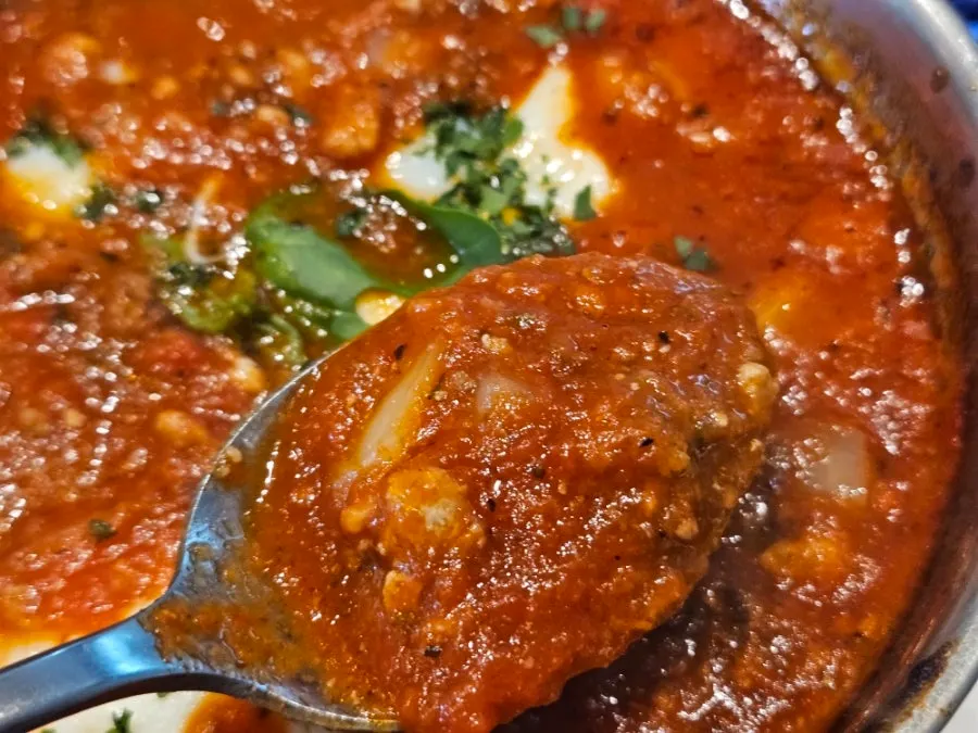 브런치 메뉴가 함께 차려진 테이블