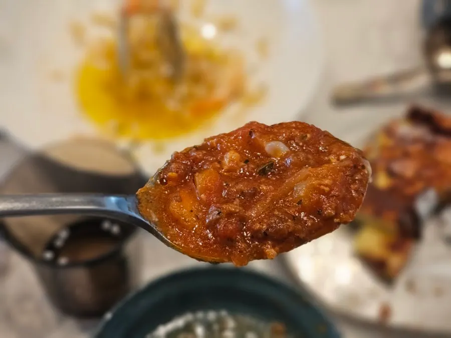 브레드와 함께 먹는 토마토 라구 스튜