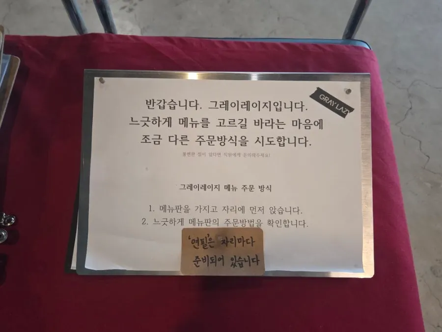 반려동물 동반 가능한 카페 내부 공간