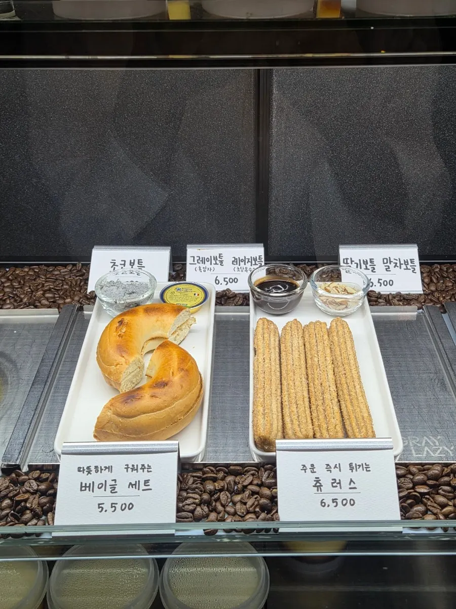 시즌 한정 메뉴와 콜드브루 메뉴판