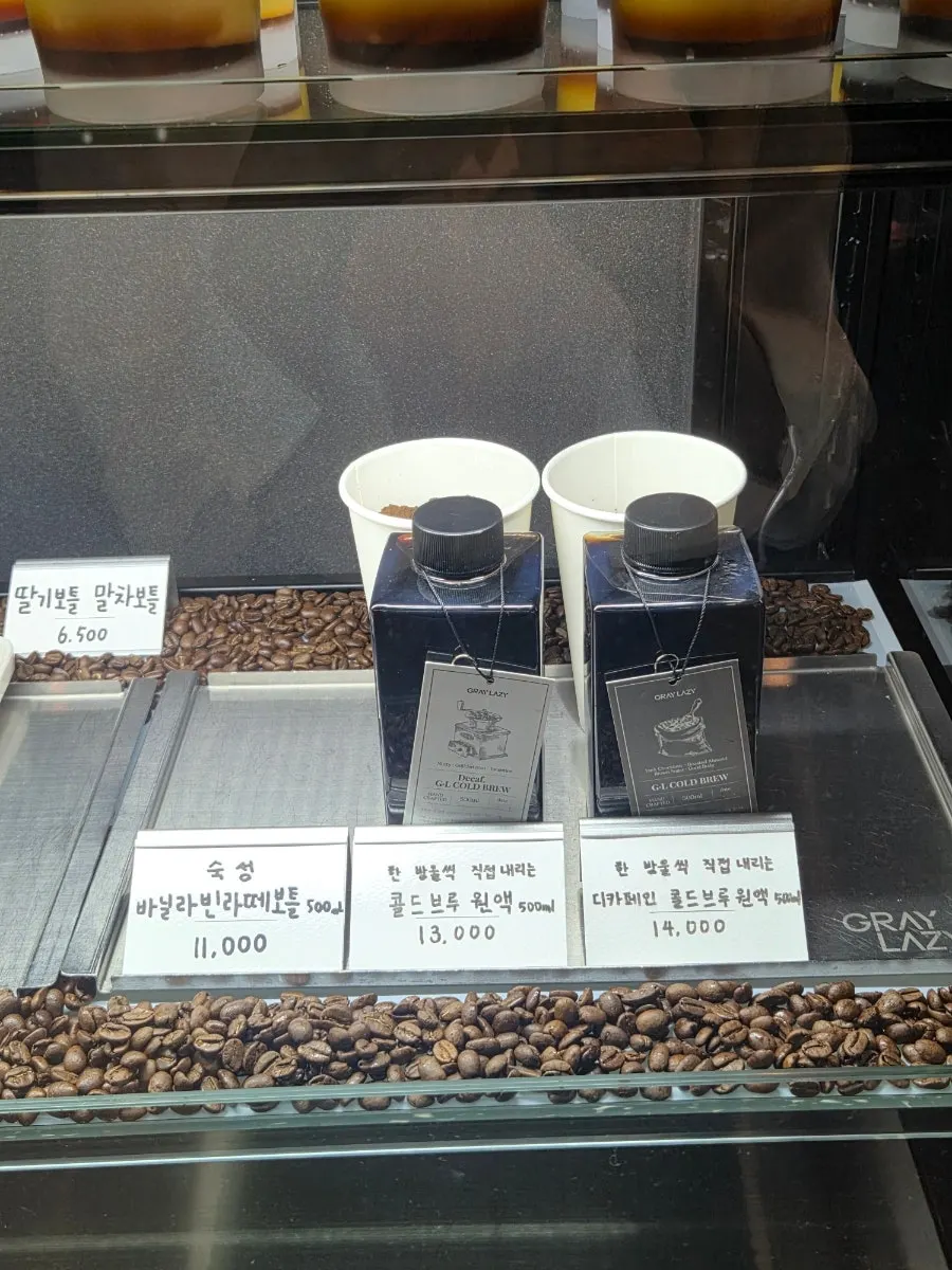 디저트 메뉴가 적힌 메뉴판