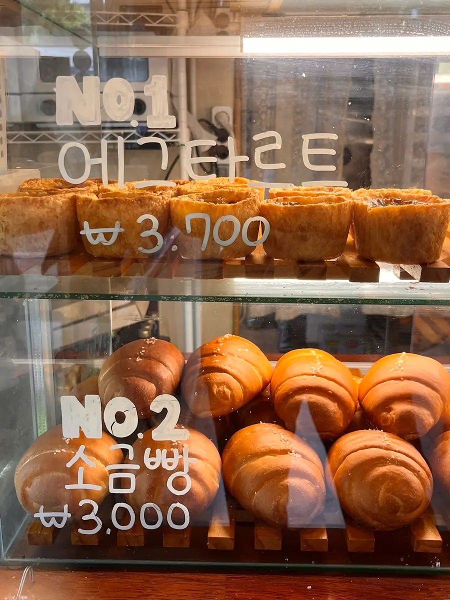 빵이 진열된 그리드 카페 쇼케이스