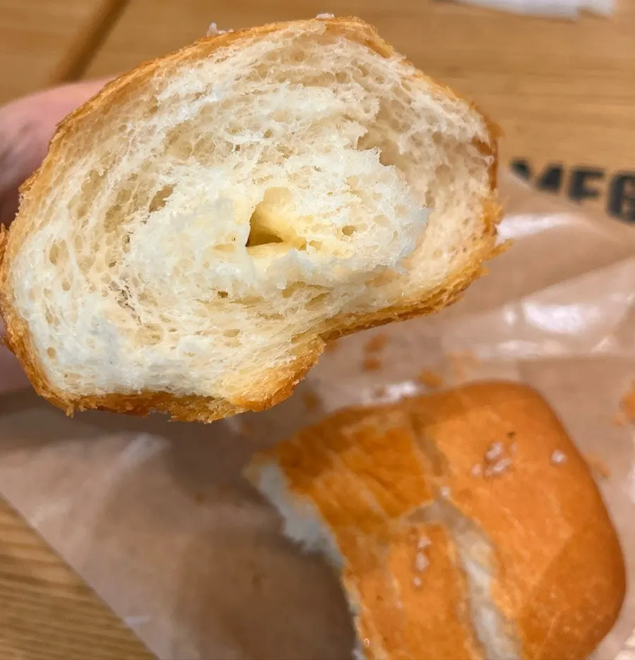 바닥이 바삭한 크랙 소금빵