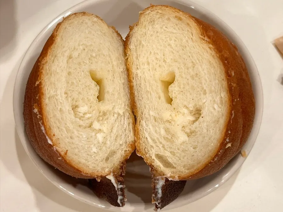 모카 필링이 올라간 모카 소금빵