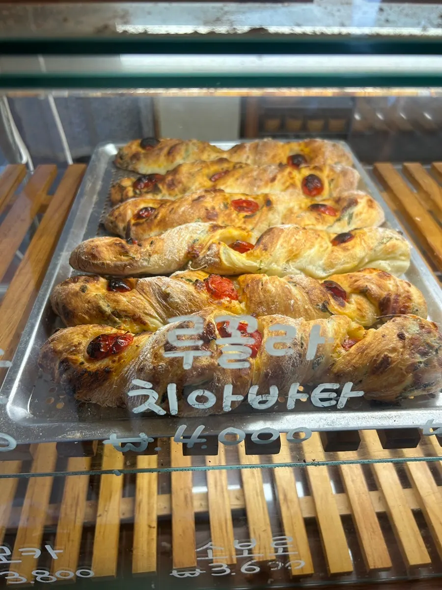 Recommended menu: fig and olive ciabatta