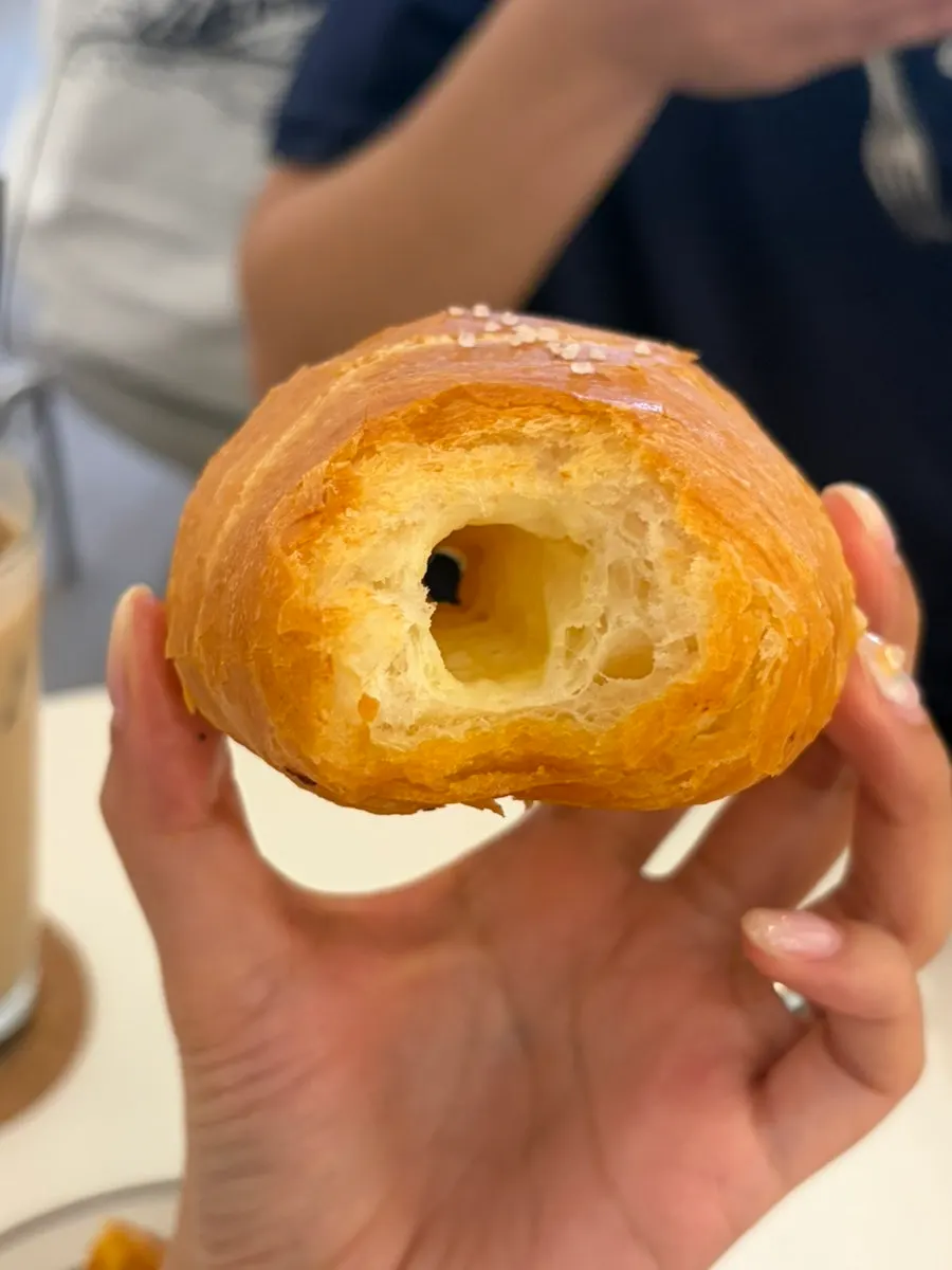 손에 든 크랙소금빵 단면